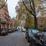 Traditional Family Home Near Earl\'S Court
